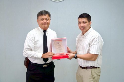 รับรางวัล-สหกิจ -อ.นิติ2