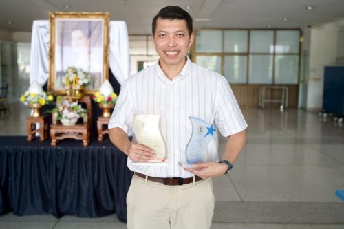 รับรางวัล-สหกิจ -อ.นิติ3