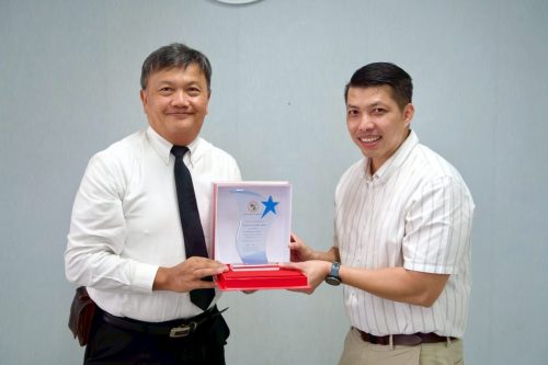 รับรางวัล-สหกิจ -อ.นิติ4