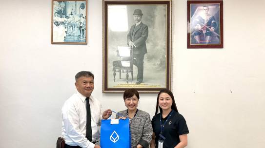 คณบดีคณะเกษตรศาสตร์ฯ รับมอบของที่ระลึกจากผู้จัดการธนาคารกรุงเทพในโอกาสวันขึ้นปีใหม่