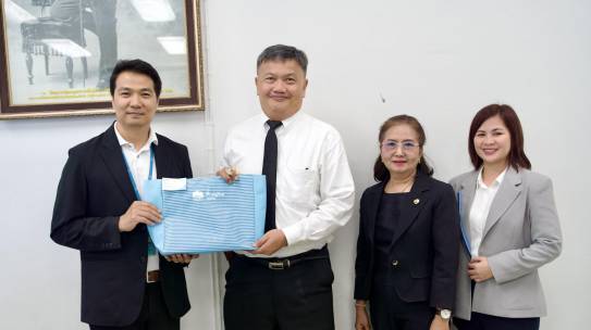 คณบดีคณะเกษตรศาสตร์ฯ รับมอบของที่ระลึกในโอกาสวันขึ้นปีใหม่จากผู้จัดการธนาคารกรุงไทย สาขามหาวิทยาลัยนเรศวร